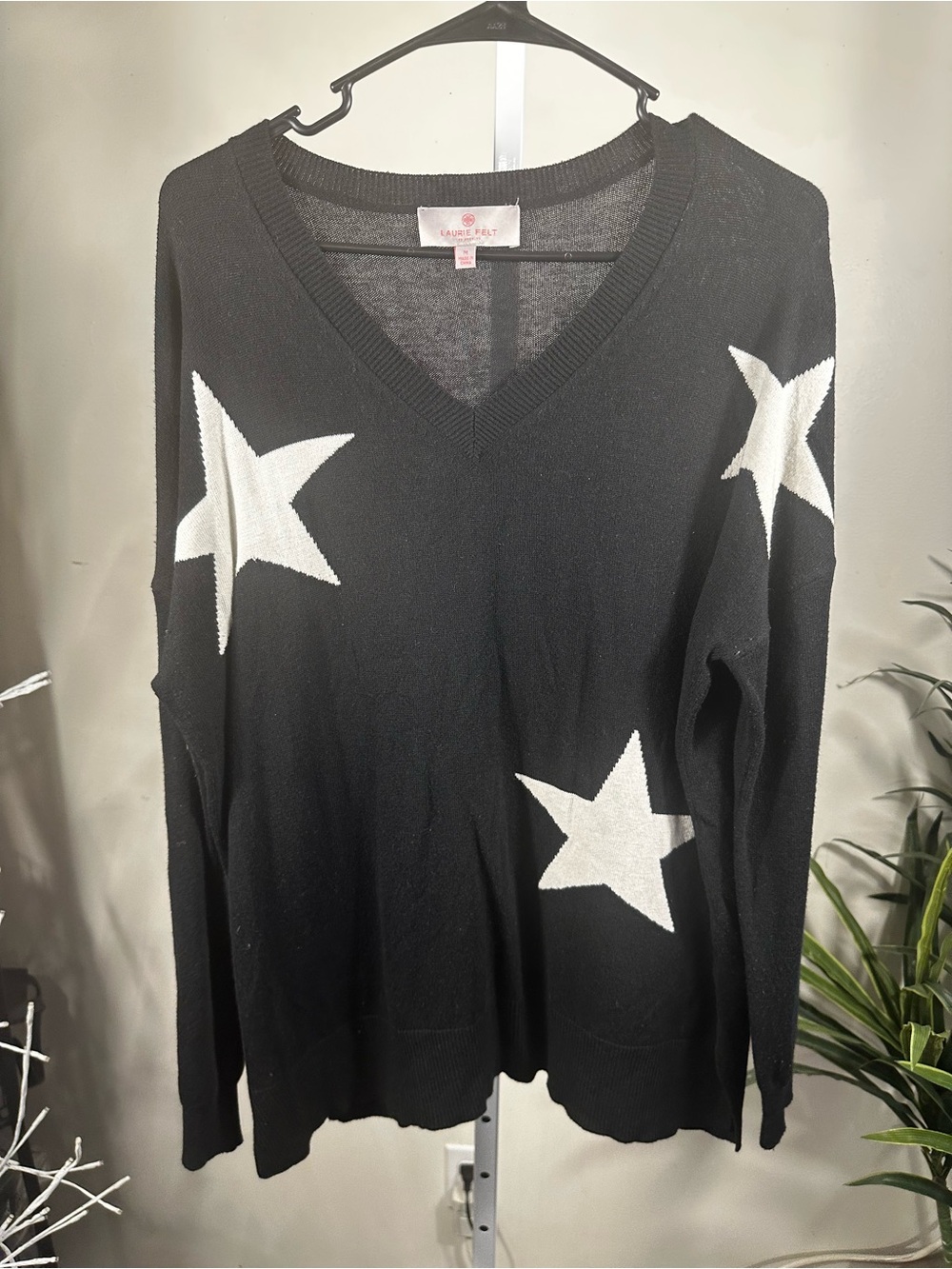 N281. Laurie Felt Black V-Neck Cashmere Blend Sweater with White Stars
